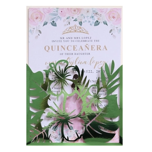 Détail de découpe laser de feuilles de monstera vert émeraude sur l'invitation