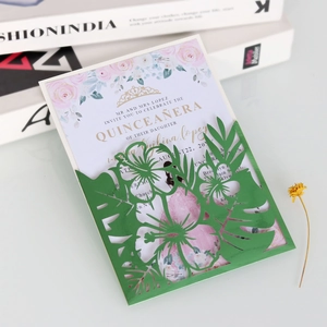 Détail de l'invitation découpée au laser vert foncé avec carte interne à fleurs roses