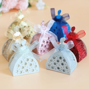 Vue détaillée des boîtes à cadeaux creuses avec papier scintillant et nœuds en ruban