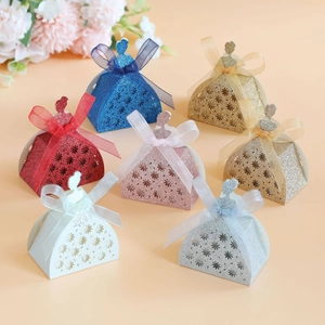 Détail de boîtes cadeaux robe de princesse pailletées avec fleurs découpées et nœuds