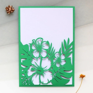 Carte d'invitation vert foncé découpée au laser avec motif feuilles et insert blanc