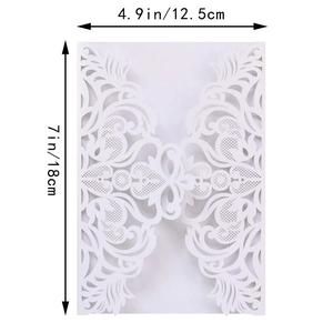 Vue macro de l'invitation découpée au laser blanc crème 5x7 pouces avec motifs floraux