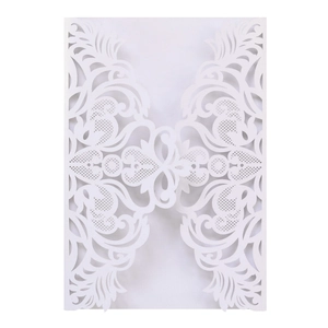 Pochette d'invitation de mariage en dentelle découpée au laser de couleur blanc crème