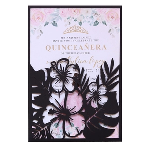 Détail de la pochette découpée au laser et de l'insert rose pour invitations Quinceañera