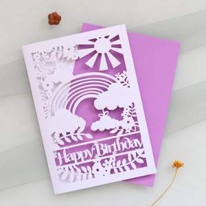 Détail d'une carte d'anniversaire découpée au laser avec arc-en-ciel et enveloppe violette