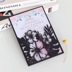 Détail de carte découpée au laser avec écriture élégante en or pour Quinceañera