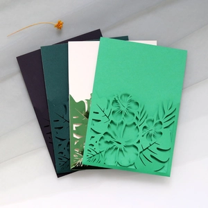 Cartes découpées au laser motif tropical en violet, vert foncé, crème et vert herbe