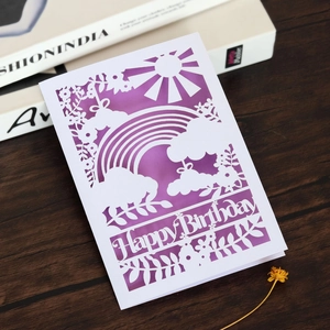 Détail d'une carte d'anniversaire découpée au laser avec arc-en-ciel et Happy Birthday
