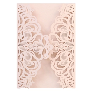 Élégante pochette d'invitation de mariage découpée au laser en papier perlé blanc cassé