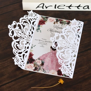 Détail de l'invitation en dentelle découpée au laser avec carte florale pour Quinceañera XV Años