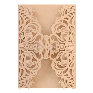 Détail du motif en dentelle découpé au laser sur une enveloppe d'invitation blanc crème