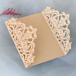 Détail du motif floral découpé au laser sur couverture d'invitation de mariage vintage