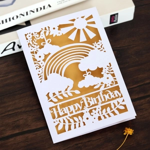 Détail macro de la carte Happy Birthday découpée au laser avec motifs arc-en-ciel