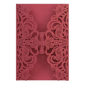 Motifs de vigne découpés au laser sur une invitation de mariage rouge avec finition mate