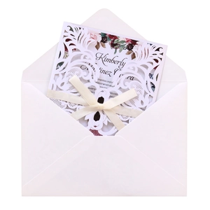 Invitation de mariage en dentelle découpée au laser avec ruban crème et carte fleurie