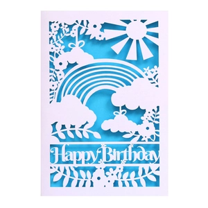 Carte Happy Birthday découpée au laser avec arc-en-ciel et nuages bleu et blanc