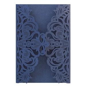 Détails de découpe laser sur pochette d'invitation de mariage en papier pailleté bleu