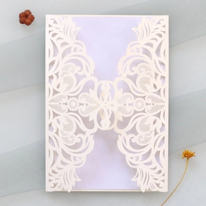 Détail de l'invitation ivoire découpée au laser avec dentelle florale et insert lilas
