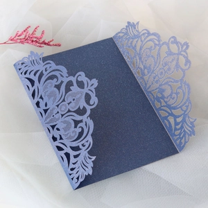 Détail de l'invitation de mariage découpée au laser en bleu foncé avec paillettes