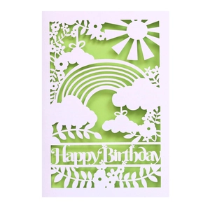 Carte d'anniversaire découpée au laser avec arc-en-ciel et soleil sur fond vert