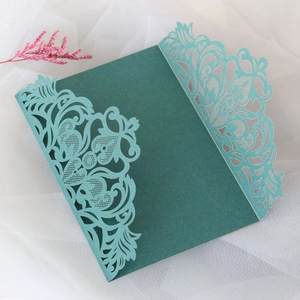 Détail de la découpe laser en dentelle avec motifs de cœur sur l'étui d'invitation