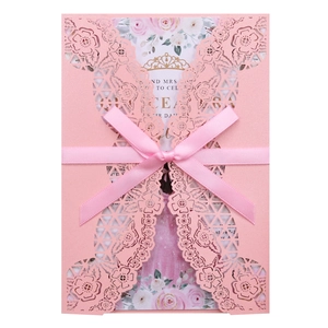 Invito di nozze rosa tagliato al laser con pizzo floreale ed elegante fiocco in raso