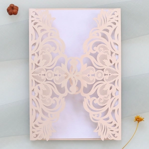 Détails du motif de dentelle découpé au laser sur une carte d'invitation rose aux motifs floraux