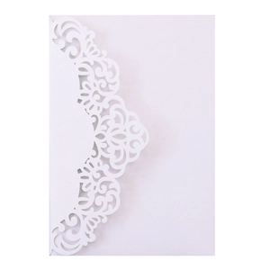 Vue macro du motif floral blanc découpé au laser et détails creux sur la carte