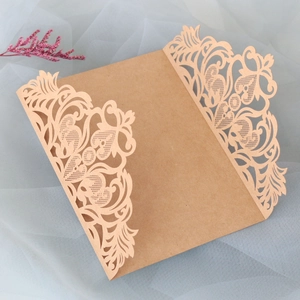 Détails de dentelle florale découpée au laser sur invitation en papier kraft vintage