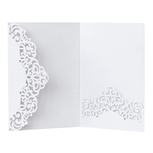 Détail de la découpe laser en dentelle sur une pochette d'invitation de mariage