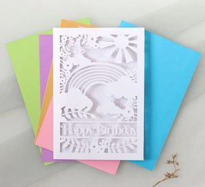 Carte d'anniversaire découpée au laser avec arc-en-ciel et cinq enveloppes colorées