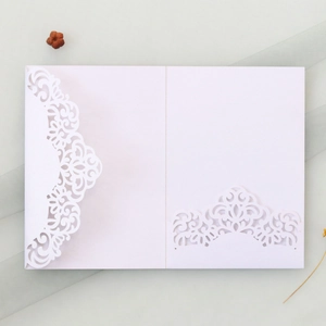 Détail de couverture d'invitation de mariage en dentelle découpée au laser sur tulle blanc