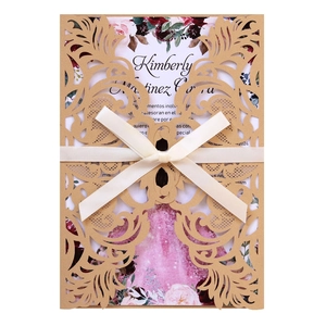 Détail de l'invitation de mariage découpée au laser avec ruban ivoire et décor floral