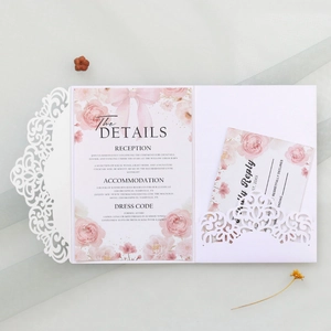 Set d'invitations de mariage découpées au laser avec cartes florales sur fond de maille