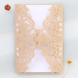 Détail de l'invitation de mariage dorée découpée au laser avec motif dentelle chic