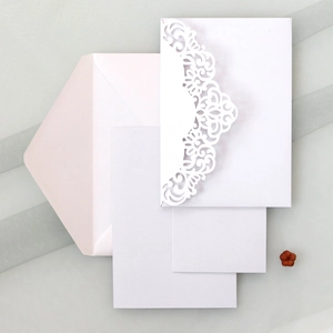 Détail de l'invitation découpée au laser blanche avec pochette évidée et enveloppe rose