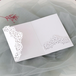 Détail d'invitation de mariage découpée au laser avec motifs floraux creux européens