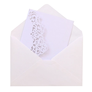 Détail de motifs floraux élégants découpés au laser sur des invitations de mariage