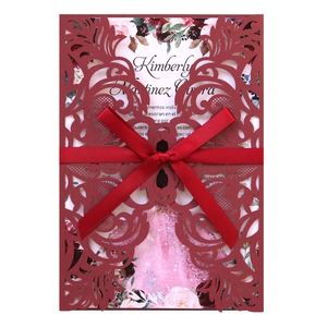 Invitation de mariage élégante bordeaux découpée au laser avec ruban et motif floral