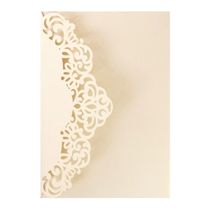 Détail de la dentelle florale découpée au laser sur pochette d'invitation crème