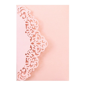 Détail de motif floral découpé au laser sur papier nacré rose pour faire-part de mariage