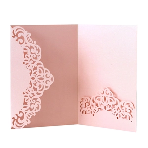 Gros plan du motif floral découpé au laser sur une carte d'invitation lavande nacrée