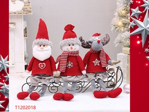 Drei Plüsch-Weihnachtsfiguren mit Teleskopbeinen vor festlicher Winterszene