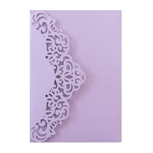 Détails macro des motifs floraux découpés au laser lavande sur papier perlé