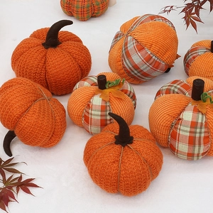 Détail de citrouilles en tissu avec textures tricotées et velours sur fausse fourrure