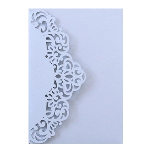 Détail du motif floral découpé au laser sur une invitation en papier nacré bleu clair