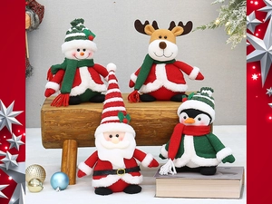 Vue détaillée de quatre poupées de Noël en peluche sur un tabouret pour décor de fête
