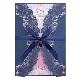 Invito a nozze blu navy tagliato a laser con nastro di raso e inserto floreale