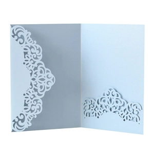 Détail de la couverture d'invitation de mariage bleue découpée au laser avec effet nacré