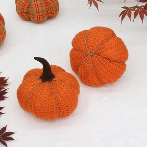 Détail de citrouille décorative en tricot avec feuilles d'érable pour décor d'automne